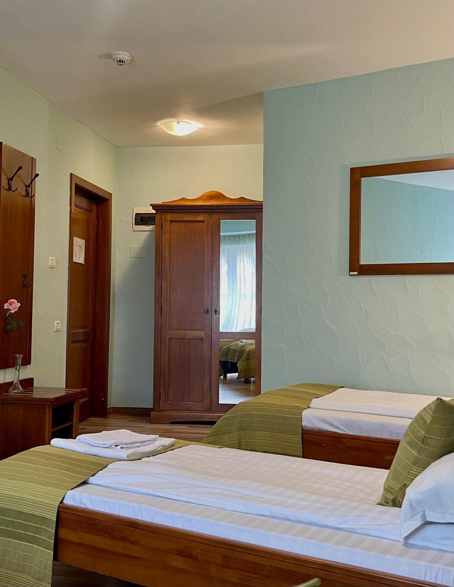 Hotel Lucy Star Клуж-Напока Экстерьер фото